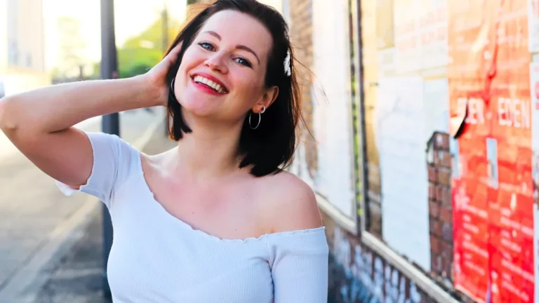 Hochzeitssaengerin Lea Christine bei einer emotionalen Performance.